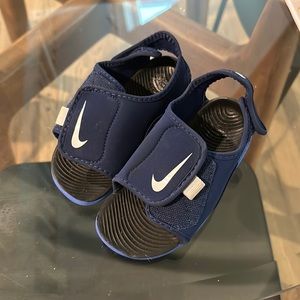 Barely worn Nike sandals!